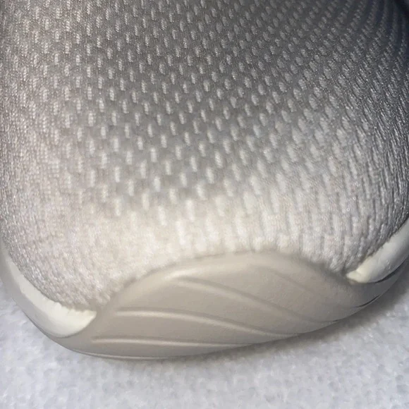 New balance, beige,/Tan slip On Sneakers size 9 - Picture 7 of 11